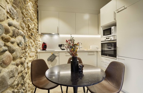 Barri Vell Apartment | One-Bedroom Apartment with River Views and Pool Access