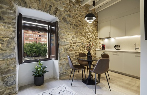 Barri Vell Apartment | One-Bedroom Apartment with River Views and Pool Access