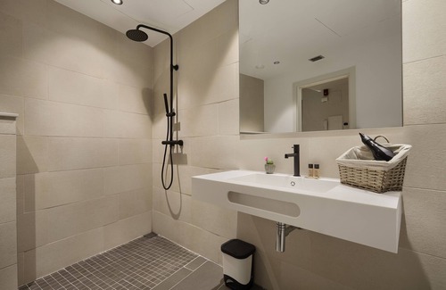 Barri Vell Apartment | One-Bedroom Apartment with River Views and Pool Access