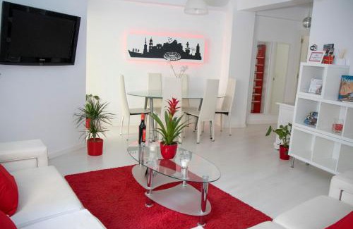 La Trinidad Apartment | Convenient E&R Málaga Centro - Free Parking & Family Friendly