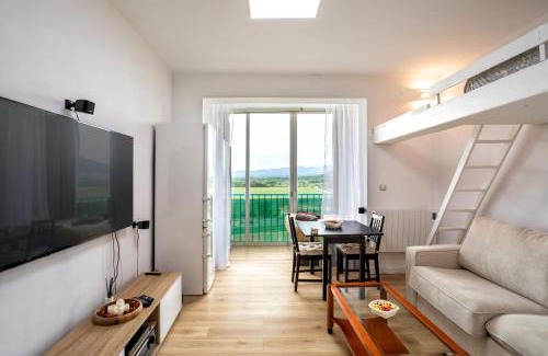 Roses Apartment | Oceanfront Retreat: Apartamento Edificio la Masía Awaits