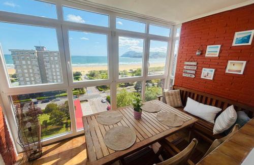 Laredo Apartment | Oceanfront Stay at Apartamento el Puntal - Laredo, Rated 9.3