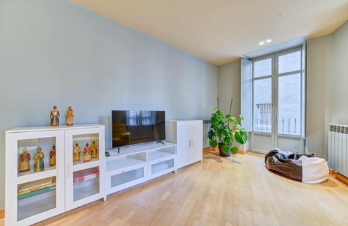 Old Town Apartment | Cozy El Rincón del Chupinazo: 4-Star Stay for Families