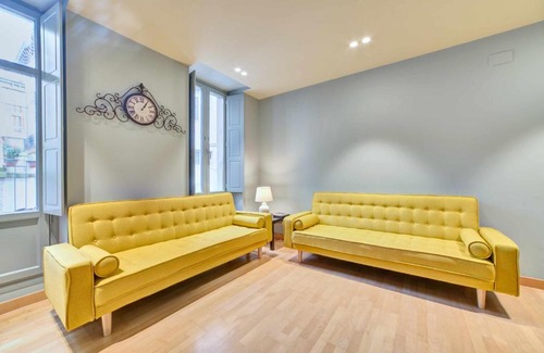 Old Town Apartment | Cozy El Rincón del Chupinazo: 4-Star Stay for Families