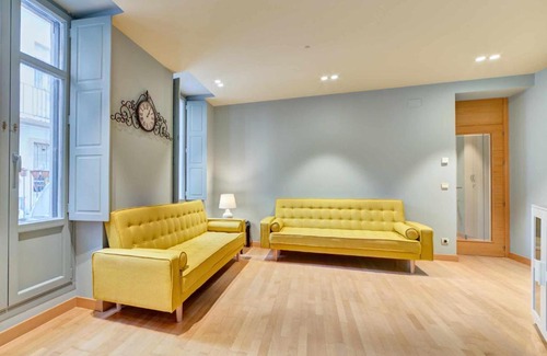 Old Town Apartment | Cozy El Rincón del Chupinazo: 4-Star Stay for Families