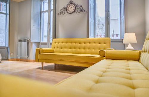 Old Town Apartment | Cozy El Rincón del Chupinazo: 4-Star Stay for Families