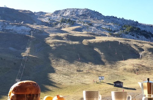 Candanchu Apartment | Cozy Apartamento El Sarrio: Pet-Friendly Retreat Awaits