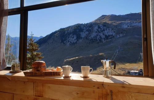 Candanchu Apartment | Cozy Apartamento El Sarrio: Pet-Friendly Retreat Awaits