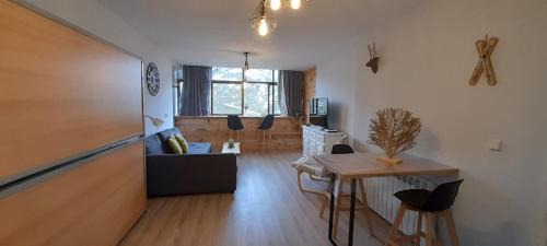 Candanchu Apartment | Cozy Apartamento El Sarrio: Pet-Friendly Retreat Awaits