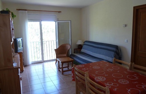 Agullana Apartment | Family-Friendly Stay at Apartamento El Suro - 8/10 Rated