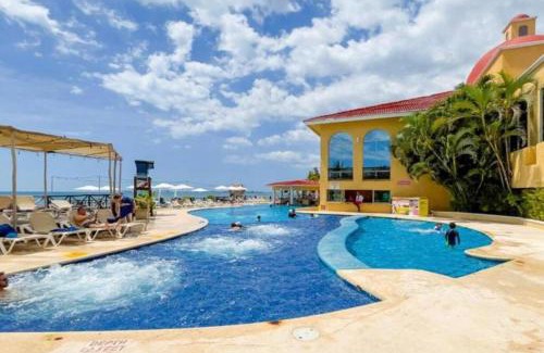 Puerto Juarez Apartment | Beachfront Apartment in 4-Star Hotel Complex with Pool