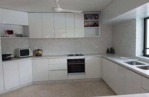 Girardot Apartment | Pet-Friendly Oceanfront Apartment with Pool and Spa