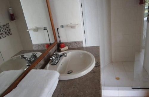 Girardot Apartment | Pet-Friendly Oceanfront Apartment with Pool and Spa