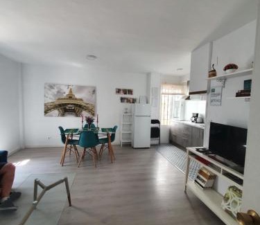 San Basilio Apartment | Cozy Apartment in Los Patios De San Basilio for Families