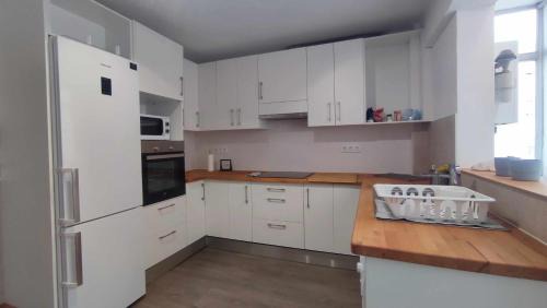Ferrol Apartment | Child-Friendly Apartamento en Ultramar with Great Reviews