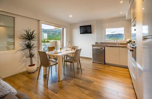 L'Hospitalet de l'Infant Apartment | Stunning Apartment with Terrace and Mountain Views