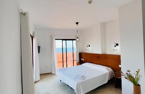 Puerto de la Duquesa Apartment | Beachfront Apartment with Pool and Ocean Views