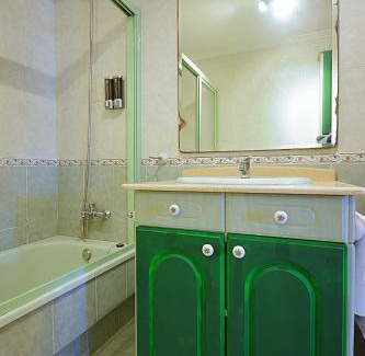 Vilagarcia de Arousa Apartment | Relax at Apartamento As Carolinas: Family & Pet Friendly Stay
