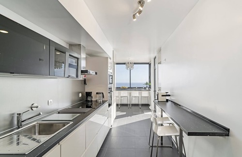 Canico Apartment | Spacious Apartment with Pool and Ocean View in Caniço VI