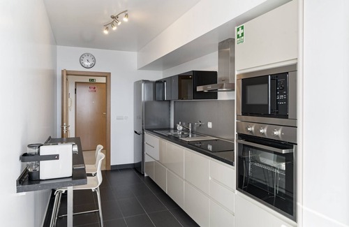 Canico Apartment | Spacious Apartment with Pool and Ocean View in Caniço VI