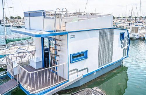 Camargo Boat Rental | Oceanfront Haven: Apartamento Flotante Unico C15A01