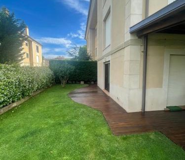 Sojuela Apartment | Experience Golf with Garden Views at Sojuela Apartment