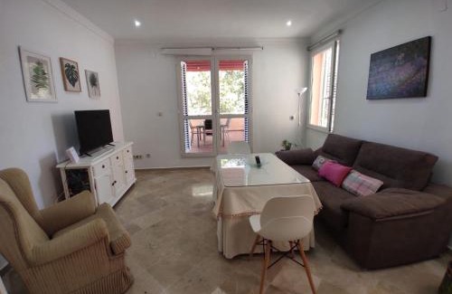 Bola de Oro Apartment | Experience El Serrallo in Granada: 4-Star Family Retreat
