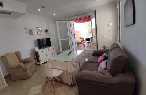 Bola de Oro Apartment | Experience El Serrallo in Granada: 4-Star Family Retreat