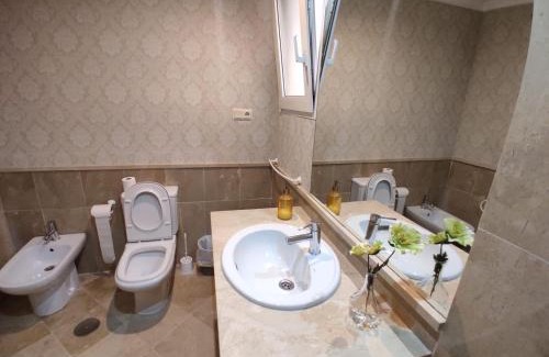 Bola de Oro Apartment | Experience El Serrallo in Granada: 4-Star Family Retreat