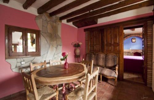 Calatayud House | Inviting Gulnara de Sefarat: Pet-Friendly Retreat with Hot Tub