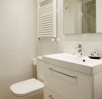 Zarautz Apartment | Oceanfront Getaway at Apartamento Isaga Lecera - 4 Stars