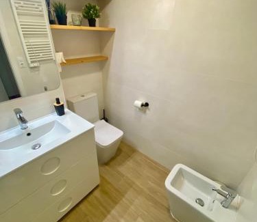 Trinitat Apartment | Explore Comfort at Apartamento Jardines de Viveros