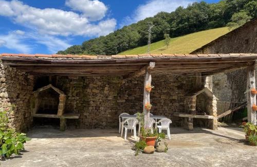 Vega de Pas Apartment | Family-Friendly Retreat at Apartamento La Vieja Panadería