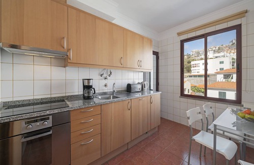 Canico Apartment | Bright Apartment with Pool and Spa - Garajau IV, Rated 9.8