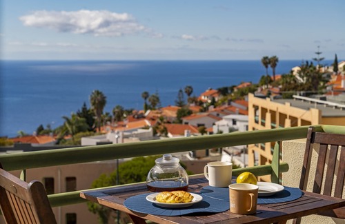 Canico Apartment | Bright Apartment with Pool and Spa - Garajau IV, Rated 9.8
