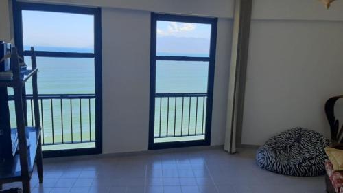 Ipiranga Apartment | Stunning Oceanfront Apartment with Pool and 9.8/10 Rating