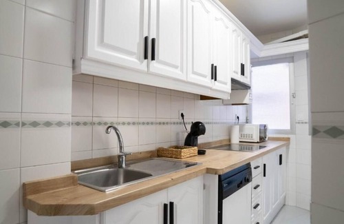 Figares Apartment | Elegant Apartment in the Heart of Granada with Spa Access