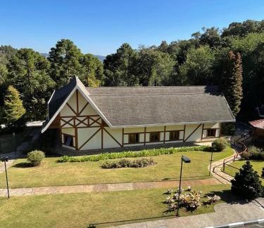 Vila Poran Apartment | Comfortable Stay at Quatre Saisons with Breakfast & Wi-Fi