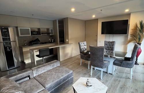 La Candelaria Apartment | New Apartment in Poblado with Spa and Pet-Friendly Access