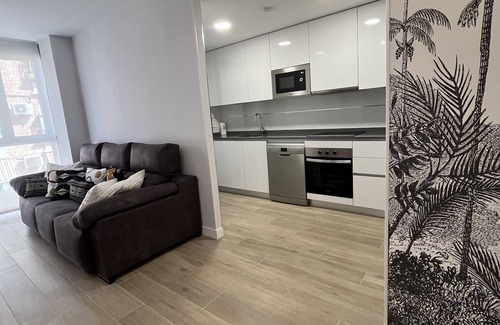 Adelfas Apartment | Modern Apartment Near Metro with Spa and Breakfast Option