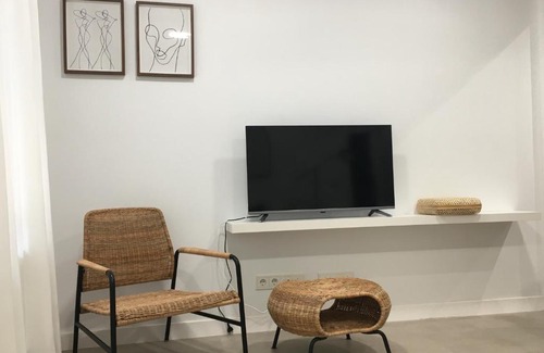 Oeste Apartment | Modern Apartment Near Plaza del Oeste – Rated 9/10!