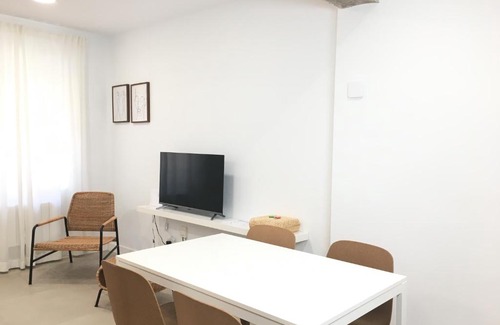 Oeste Apartment | Modern Apartment Near Plaza del Oeste – Rated 9/10!