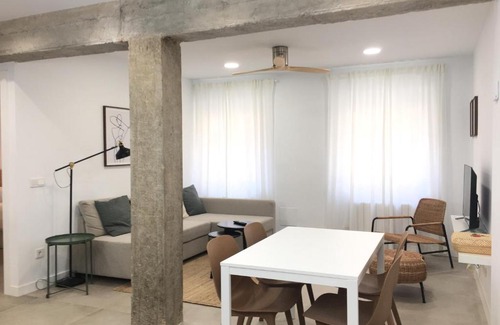 Oeste Apartment | Modern Apartment Near Plaza del Oeste – Rated 9/10!