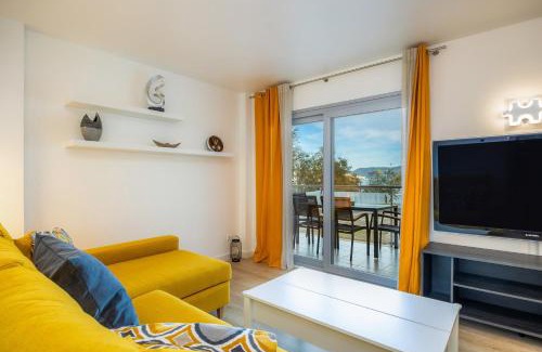 Sant Llorenc des Cardassar Apartment | Oceanfront Apartment Olga: 4-Star Stay with Top Amenities
