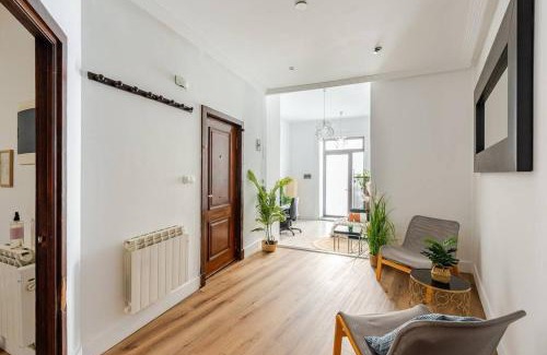 Renteria Apartment | Discover Apartamento Orereta: Pet-Friendly Oceanfront Retreat