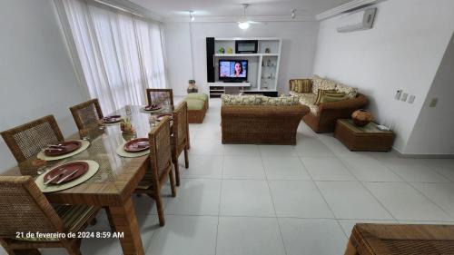 Pitangueiras Apartment | Beachfront Apartment with 3 Bedrooms and Ocean Views