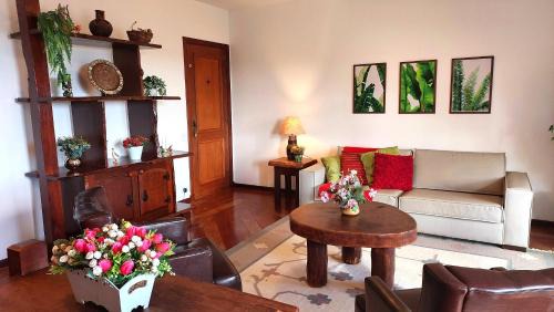 Colinas Capivari Apartment | Charming Alto do Capivari Apartment with Oceanfront Views