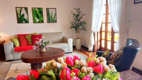 Colinas Capivari Apartment | Charming Alto do Capivari Apartment with Oceanfront Views