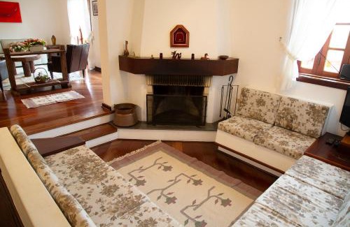 Colinas Capivari Apartment | Charming Alto do Capivari Apartment with Oceanfront Views