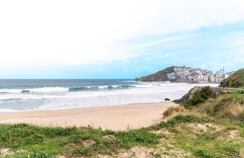 Malpica de Bergantinos Apartment | Oceanfront Family Retreat at APARTAMENTO PEDRADOURO